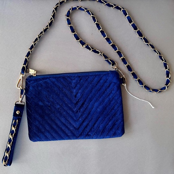 Justin & Taylor Velvet Chevron Crossbody/Clutch HandBag.
Color: Navy Blue - Picture 4 of 7
